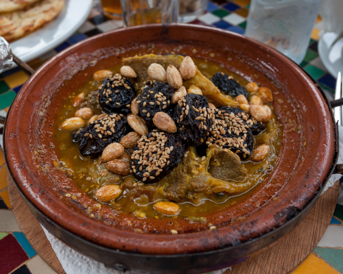 Tagine de Cordero con Ciruelas y Almendras